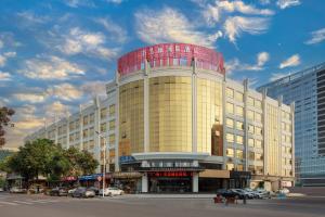 广州翡丽国际酒店的一座大型建筑,上面有一个红色的圆顶