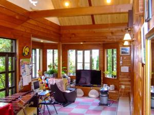 山中湖村Minamitsuru-gun - Hotel / Vacation STAY 45535的客厅设有木墙和电视