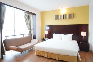 河内宝松国际酒店的酒店客房,配有床和沙发