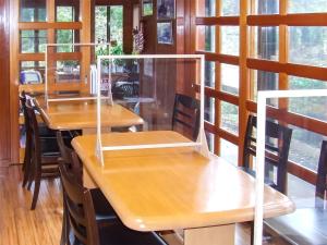 山中湖村Minamitsuru-gun - Hotel / Vacation STAY 45535的带窗户的客房内配有2张桌子和椅子