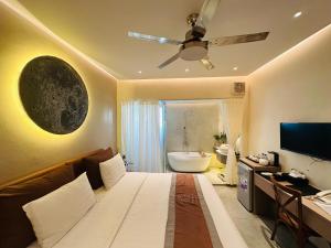 龙川市Phuong Nam Hotel An Giang的一间卧室配有一张床,浴室设有浴缸