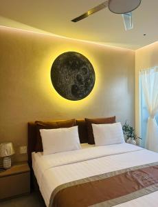 龙川市Phuong Nam Hotel An Giang的一间卧室设有两张床,墙上有月亮