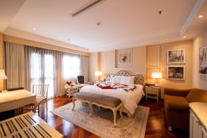 胡志明市西贡马杰斯迪克酒店的一间卧室设有一张床和一间客厅。