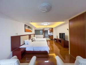 广州广州志诚领游国际公寓的酒店客房设有两张床和一台平面电视。
