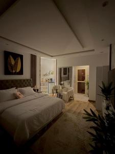 利雅德Riyadh的一间带大床的卧室和一间客厅