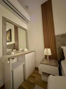 利雅德Riyadh的一间带水槽和镜子的浴室