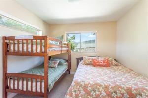 彭蒂克顿Orchard & Vines Villa Penticton的一间小卧室,配有一张双层床和一张双层床