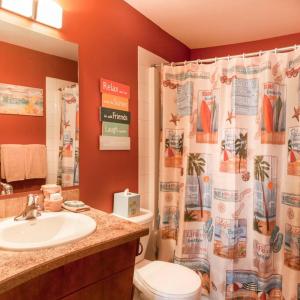 彭蒂克顿Orchard & Vines Villa Penticton的浴室配有水槽、卫生间和浴帘