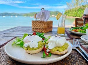 攀瓦海滩科夫住宿加早餐旅馆的水边桌子上的一盘食物