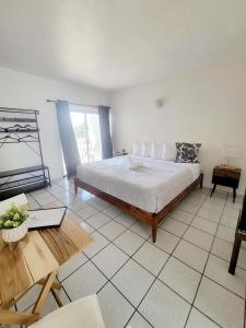 拉哈斯Nautilus by La Jamaca Hotels-Downtown La Parguera的一间卧室配有一张大床和一张桌子
