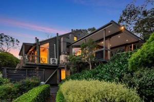 GlenungaParvatii-Perfect Adelaide Escape-15 mins to City & Wineries的拥有许多窗户的现代房屋