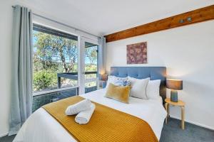 GlenungaParvatii-Perfect Adelaide Escape-15 mins to City & Wineries的一间卧室设有一张大床和一个大窗户
