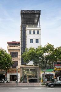 Trương LâmToàn Thắng Hotel - 423 Ngô Gia Tự, Long Biên - by Bay Luxury的一座高大的白色建筑,有很多窗户