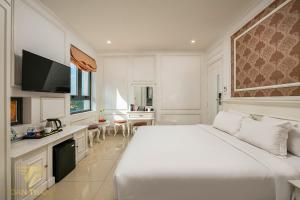 Trương LâmToàn Thắng Hotel - 423 Ngô Gia Tự, Long Biên - by Bay Luxury的一间白色卧室,配有一张大床和一个厨房