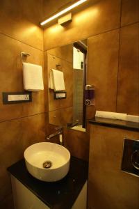 维特利Pabis luxurious stay的一间带水槽和镜子的浴室