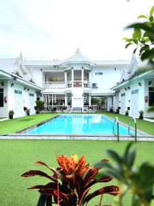 七岩Bianco House Resort的享有带游泳池的建筑景致