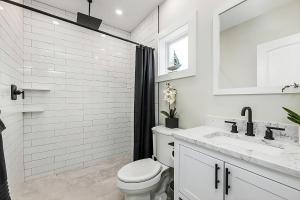 巴恩斯特布尔Renovated & Sophisticated Home Near Beach & Shops!的白色的浴室设有卫生间和淋浴。