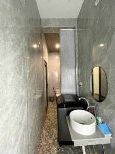 岘港Homestay T&T - Căn hộ gia đình的一间带水槽和镜子的浴室