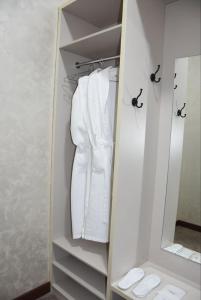 塔拉兹IMPERIAL的衣柜配有白色毛巾和镜子