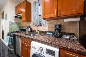 纽约Perfect Chic Apartment in Upper West of NYC!的一个带水槽和洗碗机的厨房