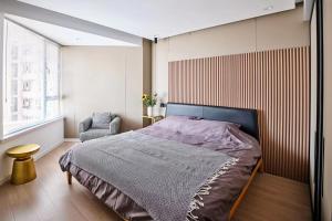 上海大同公寓的一间卧室配有一张大床和一把椅子
