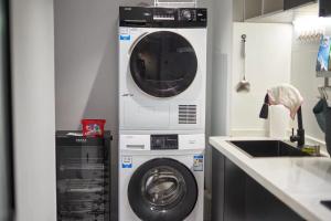 上海大同公寓的厨房配有洗衣机和洗衣机。