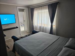 圣地亚哥Apartamento Interior 2do Piso Casa, 026 Quilicura的酒店客房,配有床和电视