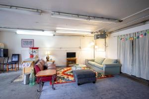 安克雷奇Spenard Guest House - The Bamboo Room的带沙发和电视的客厅