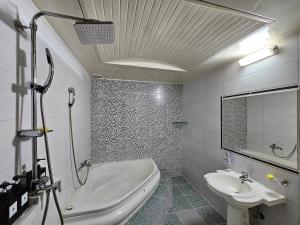 大田Hotel G7 Daejeon的带浴缸、水槽和浴缸的浴室