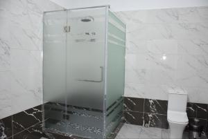 塔拉兹IMPERIAL的一间带卫生间的浴室内的玻璃淋浴间