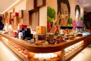 芽庄PANORAMA NHA TRANG CITY的餐厅内展示的自助餐点