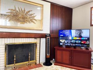 布法罗Entire Home in Buffalo - 6 Guests 3 Bedroom 1 Bath - Convenient Location 7 mins from Airport的客厅设有壁炉和电视。