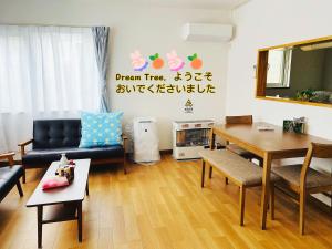 札幌Dream Tree 札幌市电步行0分钟 超市步行1分钟的客厅配有沙发和桌子