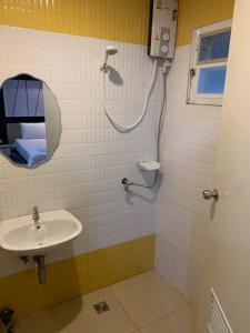 Ban ChohoI Garden Place的浴室配有盥洗盆和带镜子的淋浴