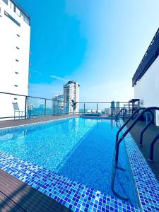 岘港Royal Family Hotel的建筑物屋顶上的游泳池
