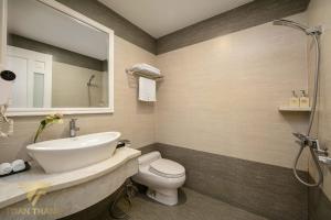 Trương LâmToàn Thắng Hotel - 423 Ngô Gia Tự, Long Biên - by Bay Luxury的一间带水槽、卫生间和镜子的浴室