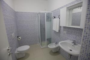 CampolungoResidence Le Stelle的浴室配有卫生间、盥洗盆和淋浴。