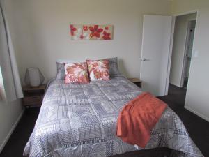Te KopuruWest Coast Wonder 4 Minutes Drive to Glinks Gully的一间卧室配有一张带被子和枕头的床