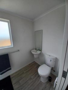 Te KopuruWest Coast Wonder 4 Minutes Drive to Glinks Gully的白色的浴室设有卫生间和水槽。