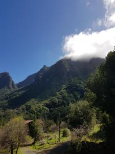 圣维森特Casinhas da Laurissilva的天空中云层的山脉景色