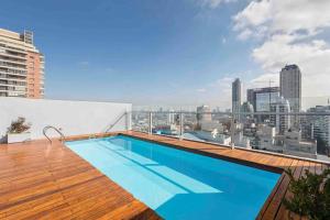 布宜诺斯艾利斯Núñez Minimal Apartment Premium的建筑物屋顶上的游泳池