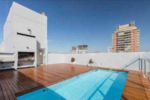 布宜诺斯艾利斯Núñez Minimal Apartment Premium的大楼顶部带游泳池的阳台
