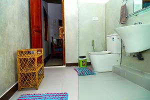 贝鲁沃勒Dil's Place的一间带卫生间、水槽和地毯的浴室
