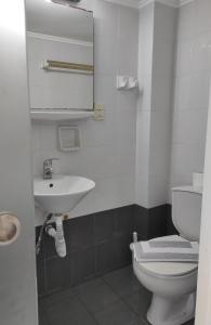 罗希姆诺菲罗夏聂海滩酒店的一间带卫生间和水槽的浴室