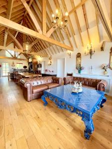 HardhamThe Mill House on the Brooks South Downs West Sussex Sleeps 15的客厅配有真皮沙发和桌子