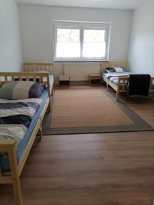 纳堡Naab-burg的客房设有两张床和窗户。
