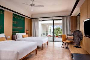 三亚三亚半山半岛洲际度假酒店的酒店客房设有两张床和电视。