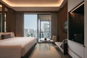 新加坡乌节泛太平洋酒店的一间卧室设有一张床和一个大窗户