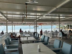 莫尔吉姆S2 Beach Cottages的海滩上带桌椅的餐厅