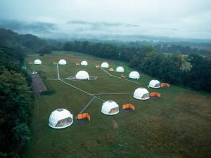 Dolný KamenecGlamping Resort的一组帐篷在野外的空中景观